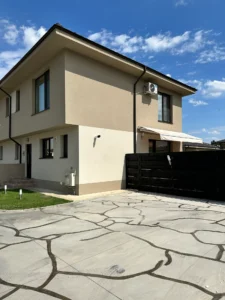 Pepas-Residence-Parking Lot